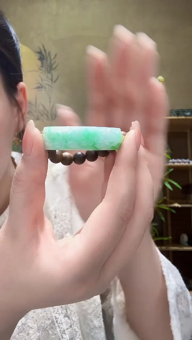 翡翠未镶嵌颈饰手牌
