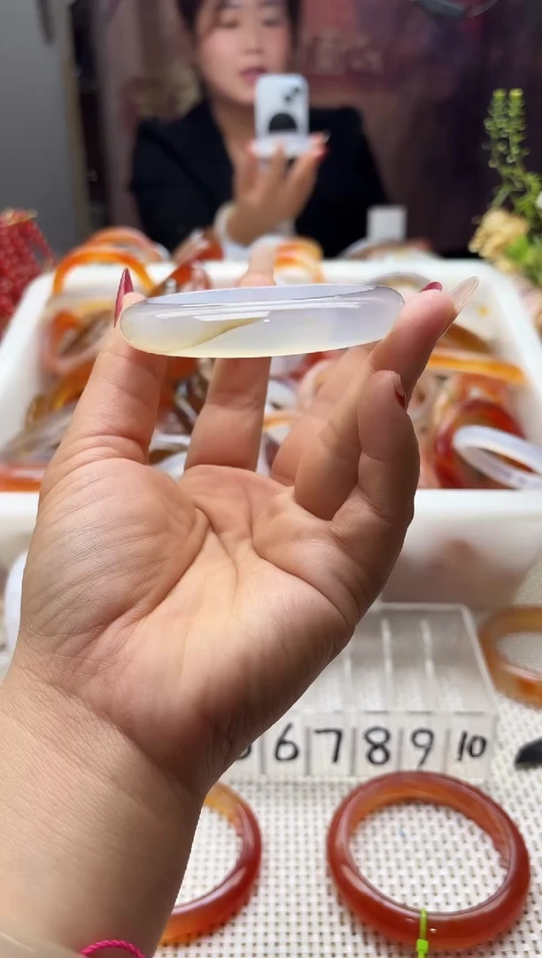 手镯玛瑙/玉髓未镶嵌白**主479