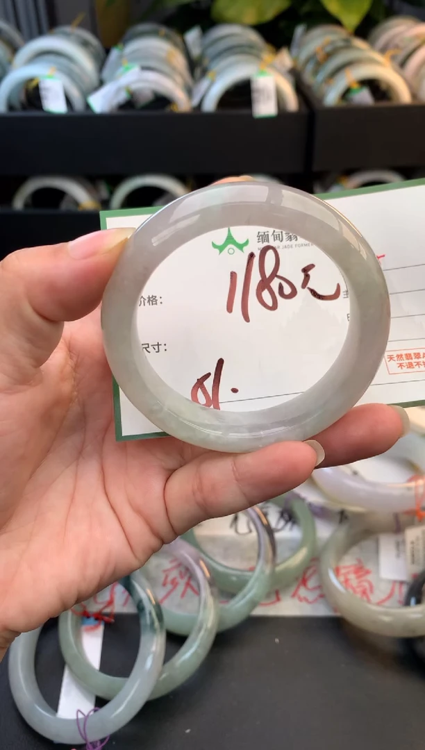 未镶嵌定制翡翠毛货需精细抛光+多人