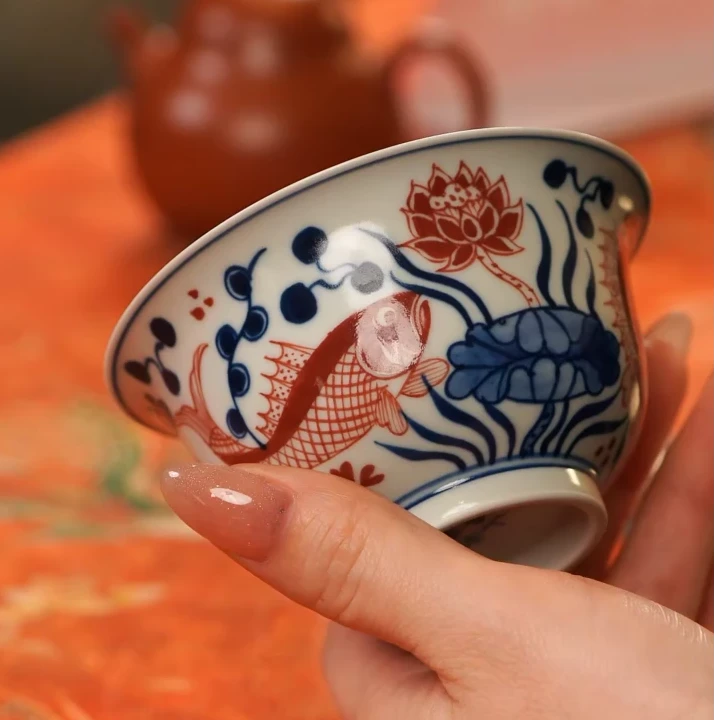 雨溪山房/青花釉里红鱼藻压手杯