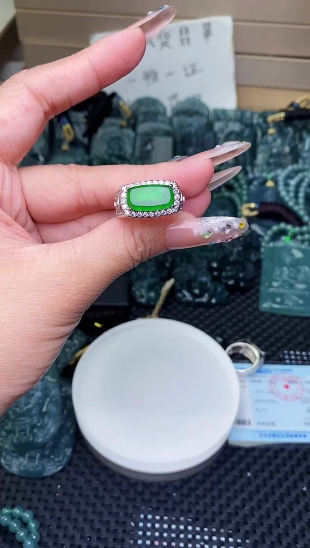 颈饰未镶嵌翡翠