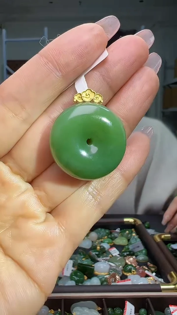 颈饰18K金镶嵌和田玉（多样性发货.发其一)12.05.71