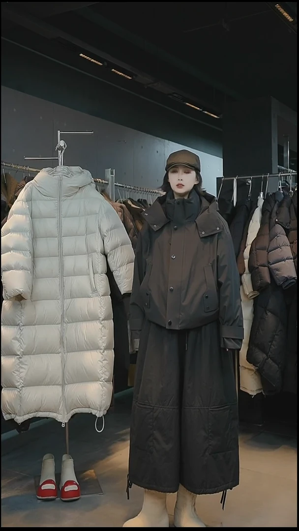 黑色冲锋衣羽绒外套