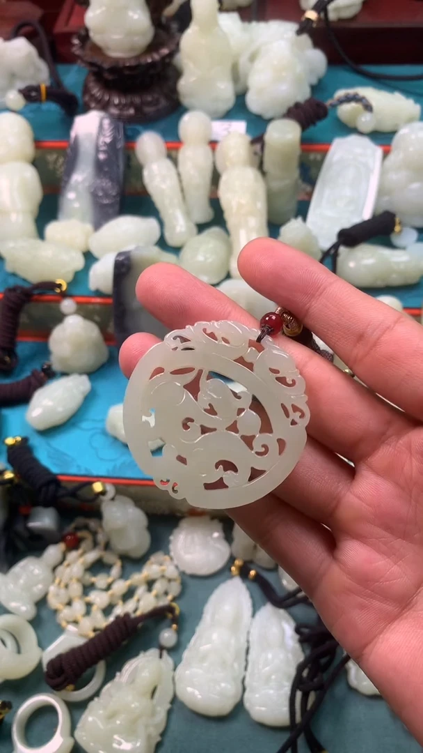 和田玉未镶嵌颈饰X***岁