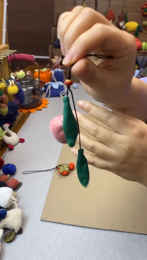 粉色丝绒桃子手机挂