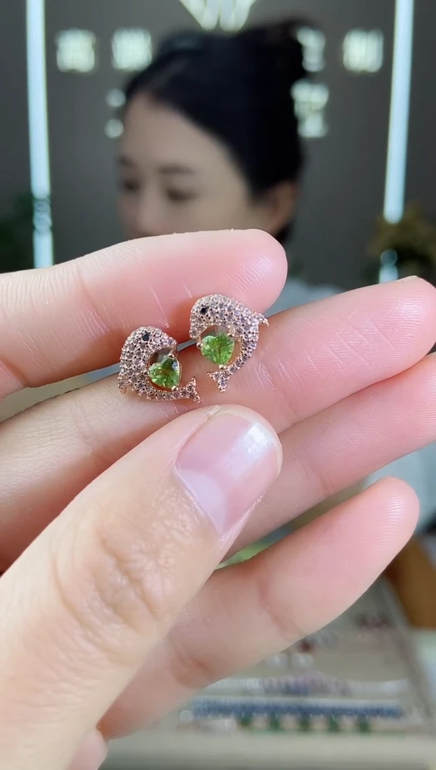 【闪购商品】橄榄石耳饰银S925镶嵌耳饰