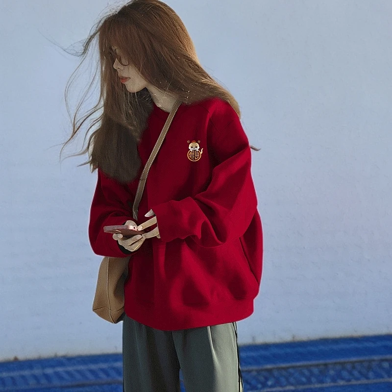 2025蛇年本命年衣服秋冬加绒酒红色圆领卫衣女宽松新年战袍情侣装