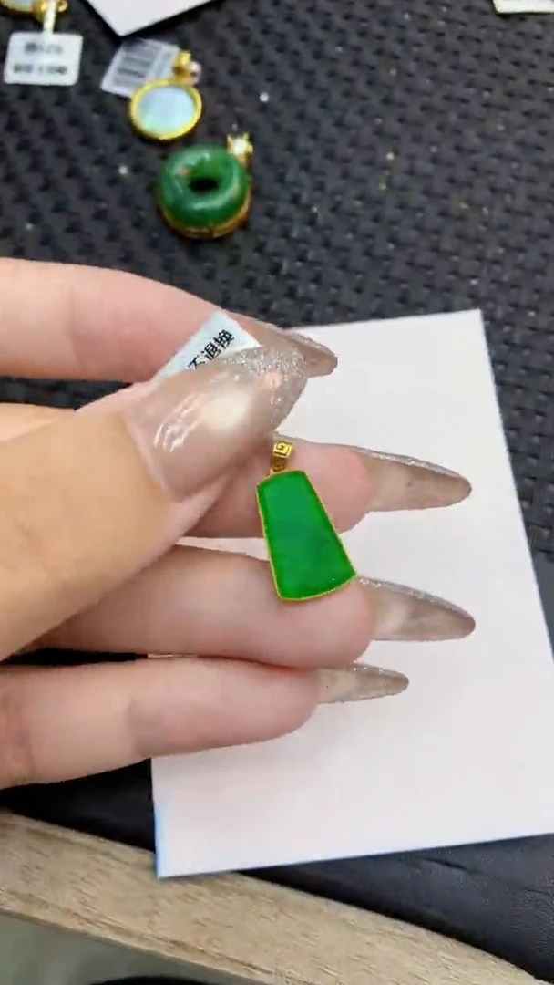 颈饰18K金镶嵌翡翠1