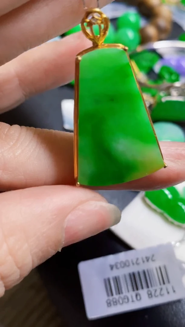 颈饰18K金镶嵌翡翠无事牌