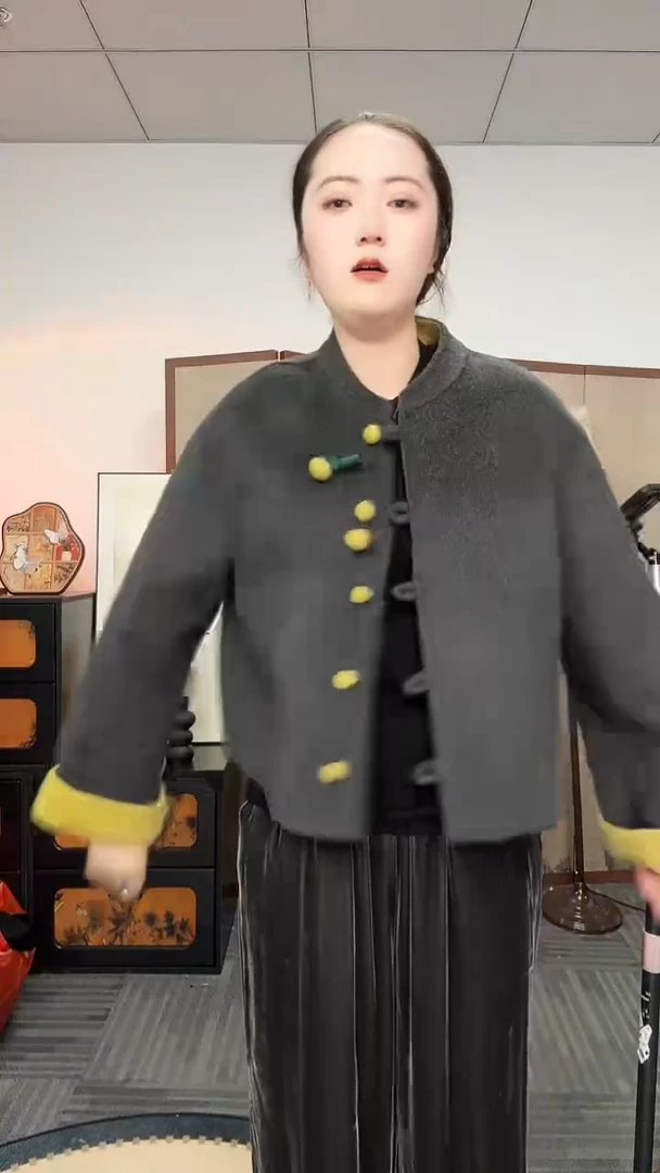 闪购100羊毛灰黄上衣