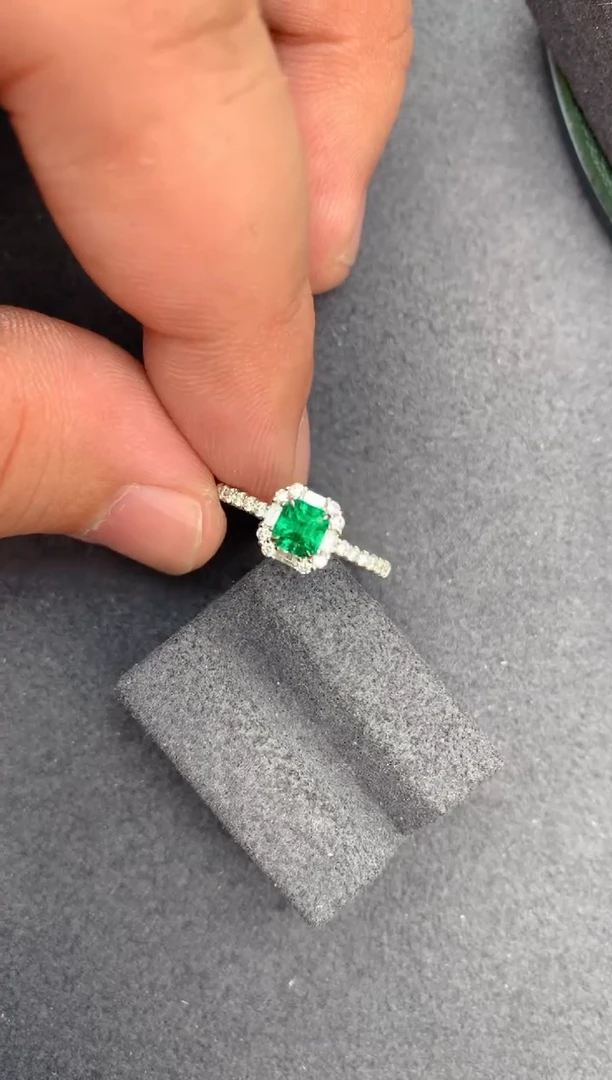 【闪购商品】祖母绿戒指18K金镶嵌52分祖母绿戒指