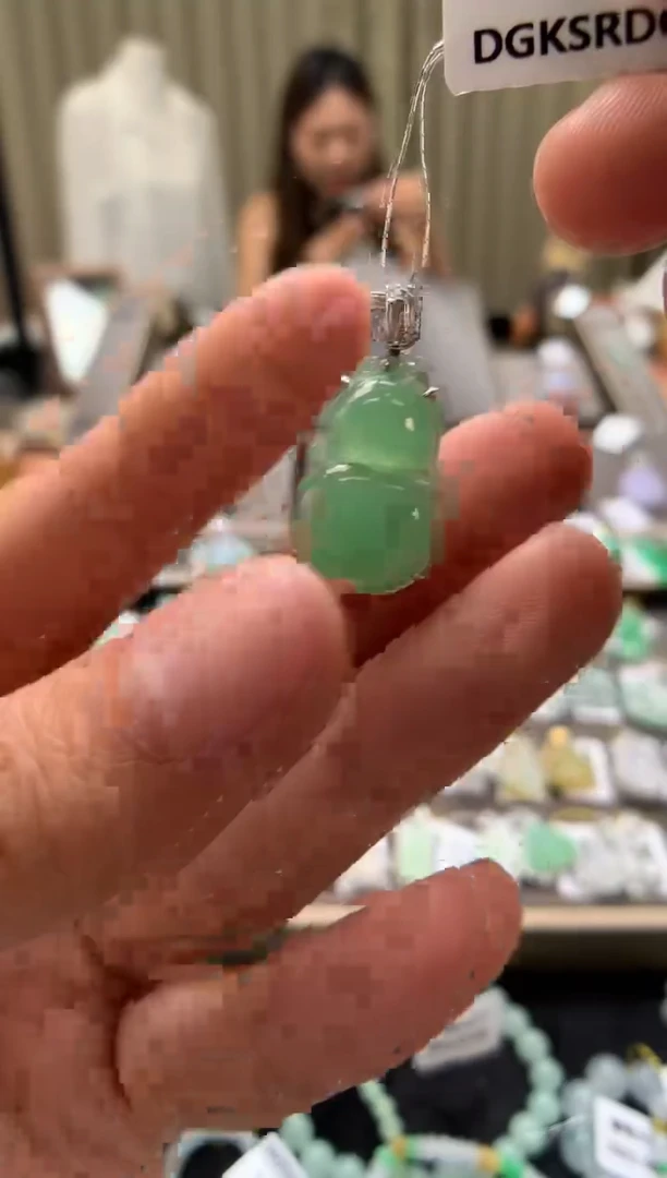 翡翠18K金镶嵌颈饰葫芦