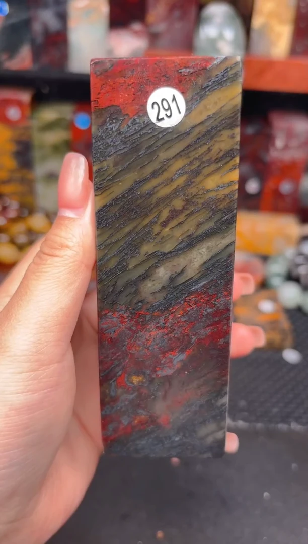 玉桂林鸡血玉摆件 编号：291