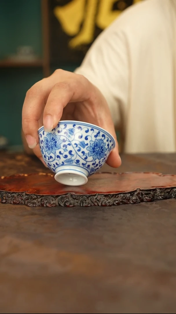 青花手绘缠枝主人杯