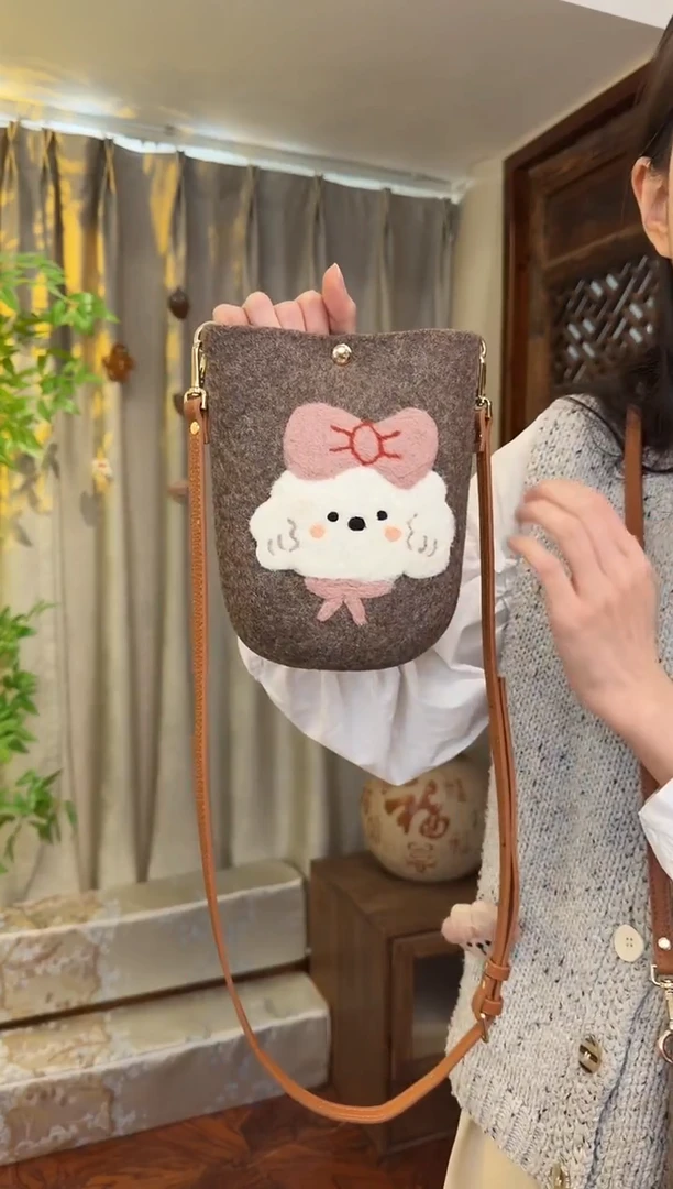 羊毛非遗羊毛毡包 手机包小狗