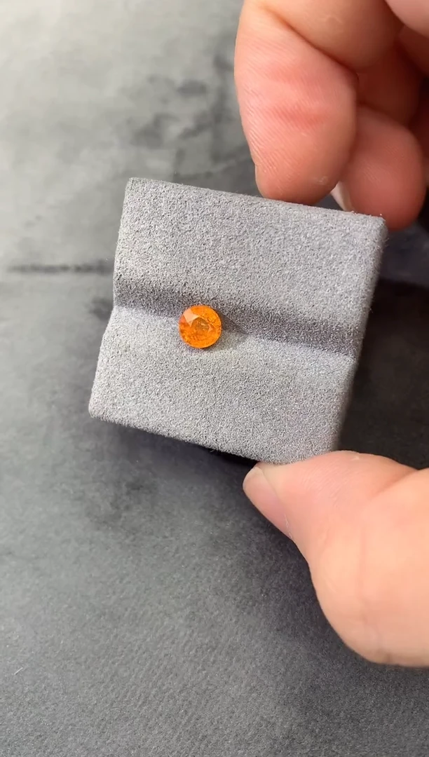 未镶嵌裸石石榴石(芬达石)1CT