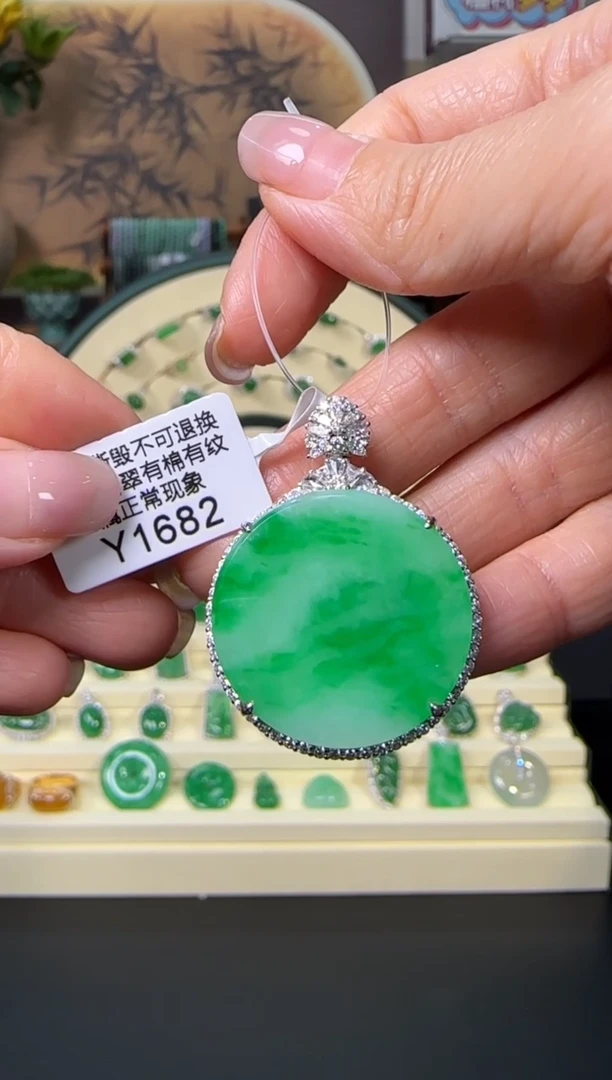 颈饰18K金镶嵌翡翠Y1682  无事牌