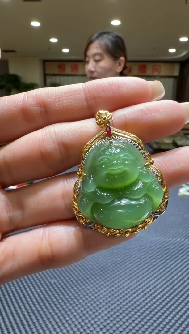 颈饰18K金镶嵌和田玉挂件