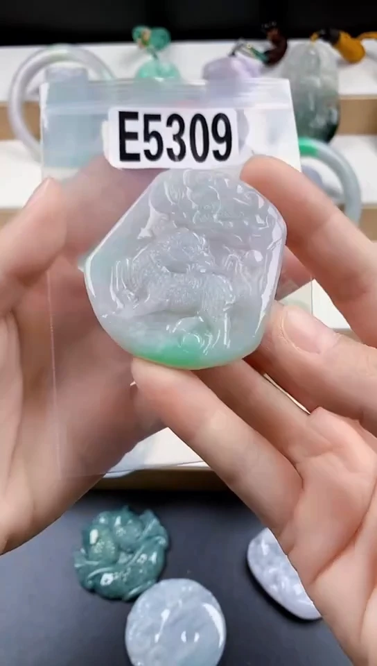 颈饰未镶嵌翡翠天然翡翠吊坠挂件