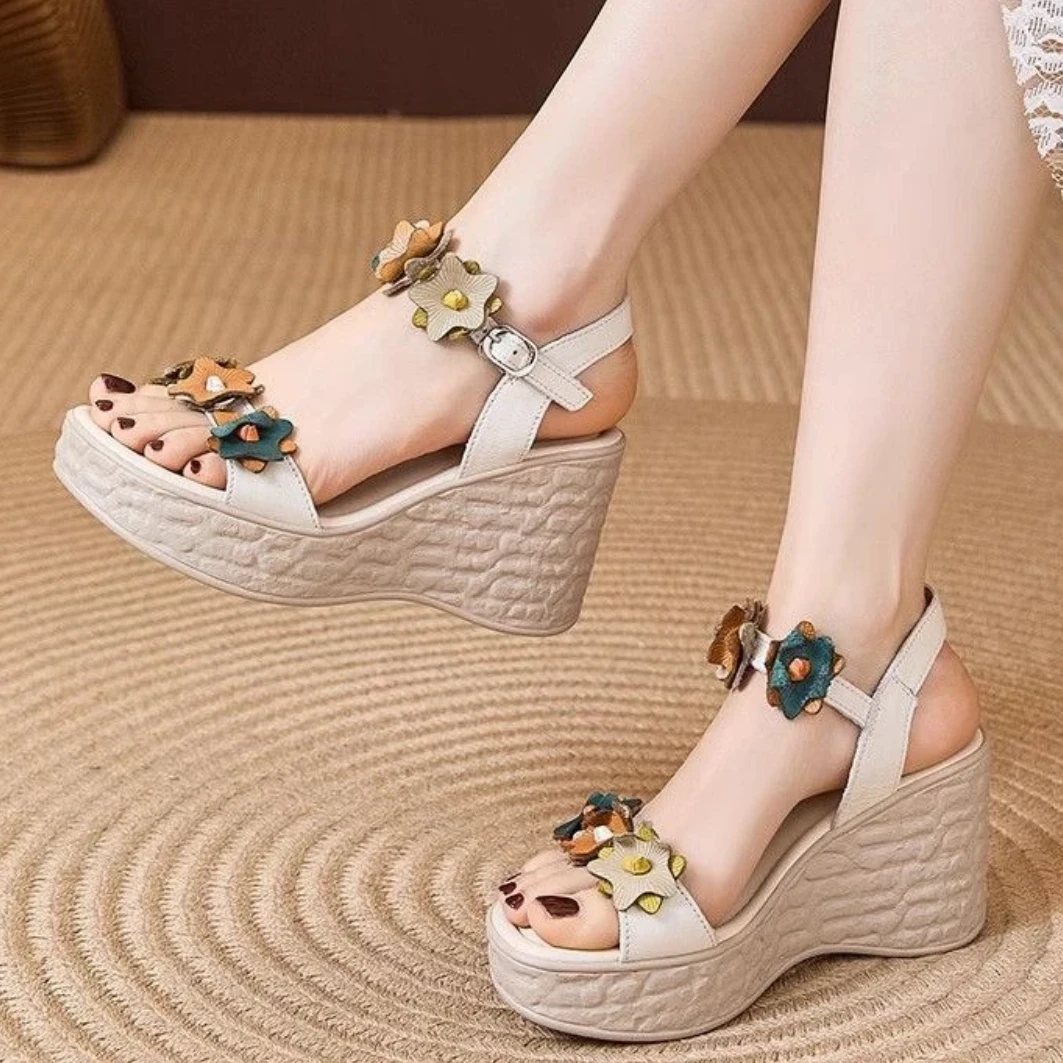 Q1坡跟厚底真皮复古软底女凉鞋2025轻便花朵增高松糕百搭休闲夏季