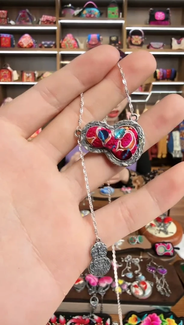 【闪购商品】织绣106蒙阿苏苗绣传承