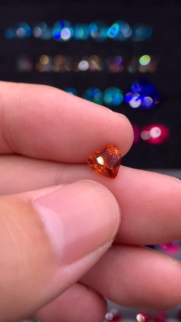 未镶嵌裸石石榴石（芬达石） 1.1克拉纯净体爱心芬达石