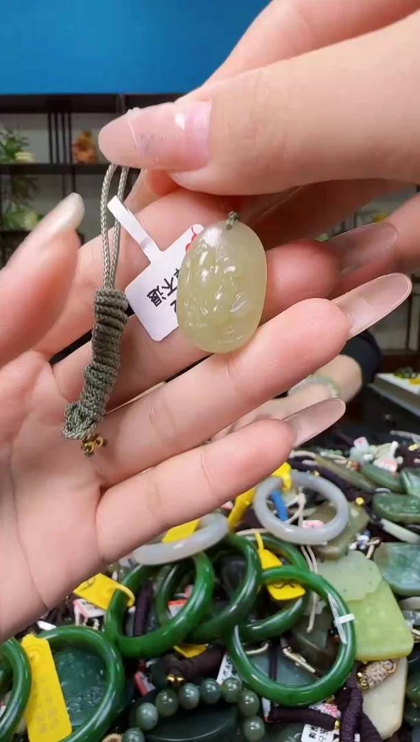 颈饰未镶嵌和田玉多样性发一