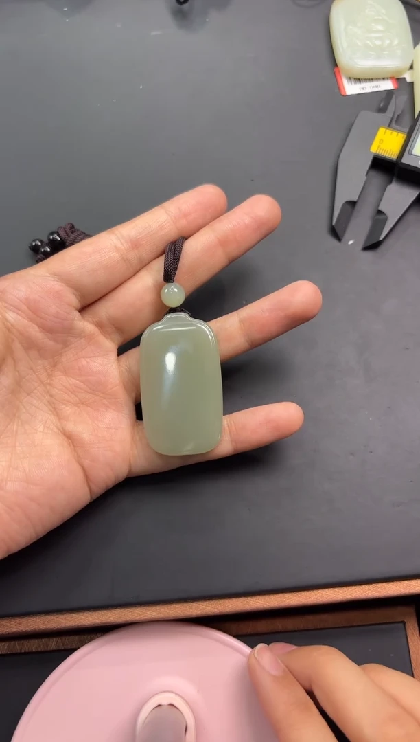 【闪购商品】和田玉吊坠(赠链)未镶嵌且末微色差近矿吊坠