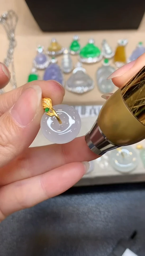 颈饰18K金镶嵌翡翠平安扣【无服务费