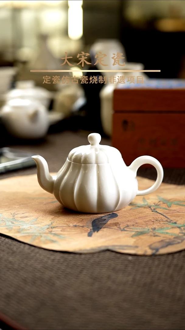 微瑕 小瓜壶 轻微矿点积釉