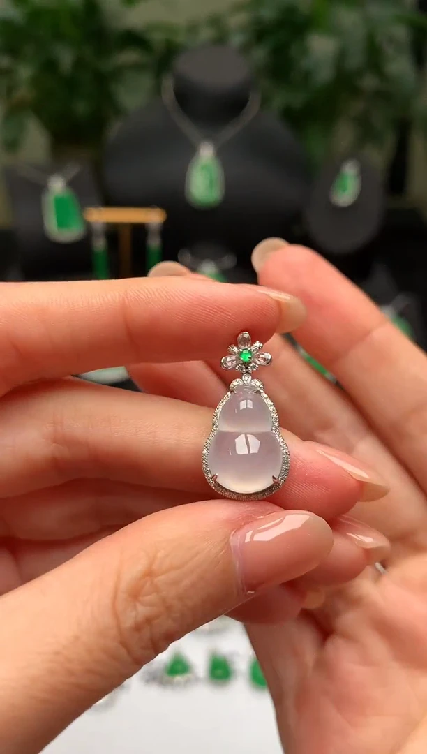 颈饰18K金镶嵌翡翠葫芦