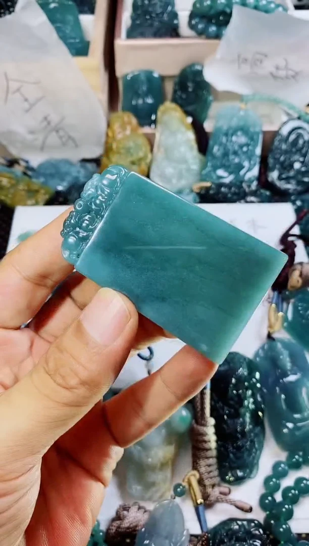 翡翠未镶嵌颈饰