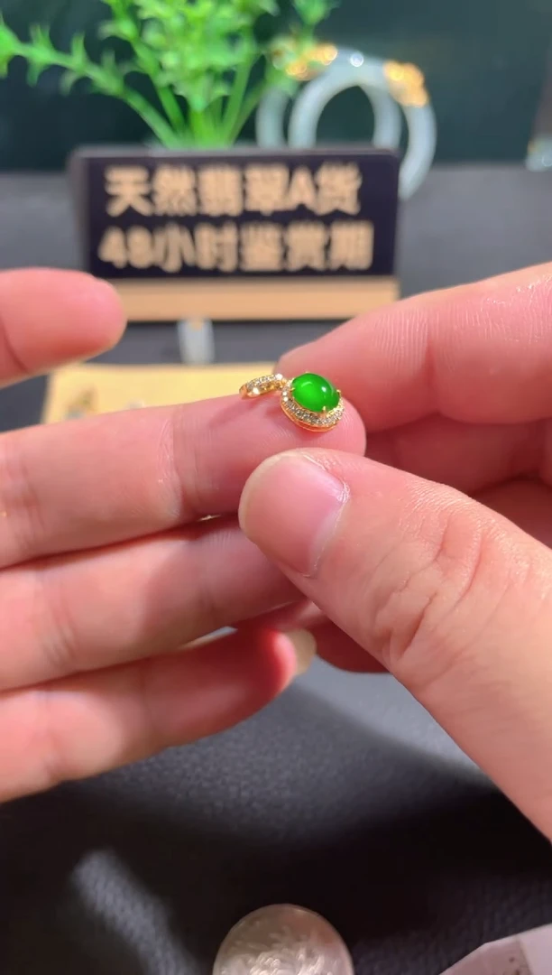 翡翠18K金镶嵌颈饰翡翠