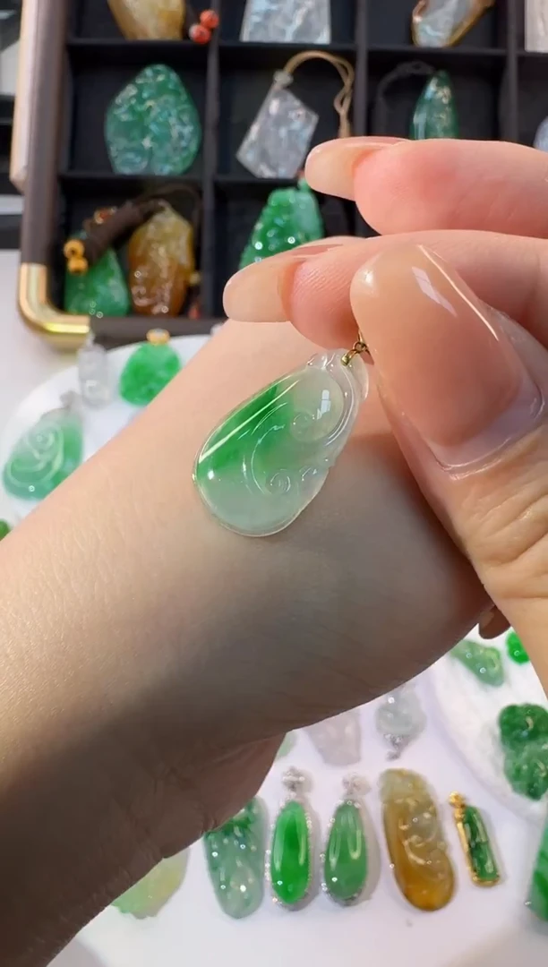 颈饰18K金镶嵌翡翠缅甸A货翡翠