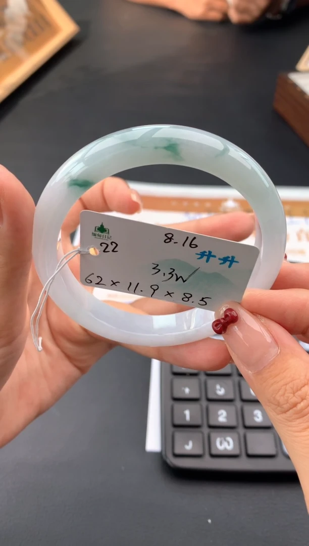 翡翠手镯未镶嵌自带#送人#，联系客服核对地址~