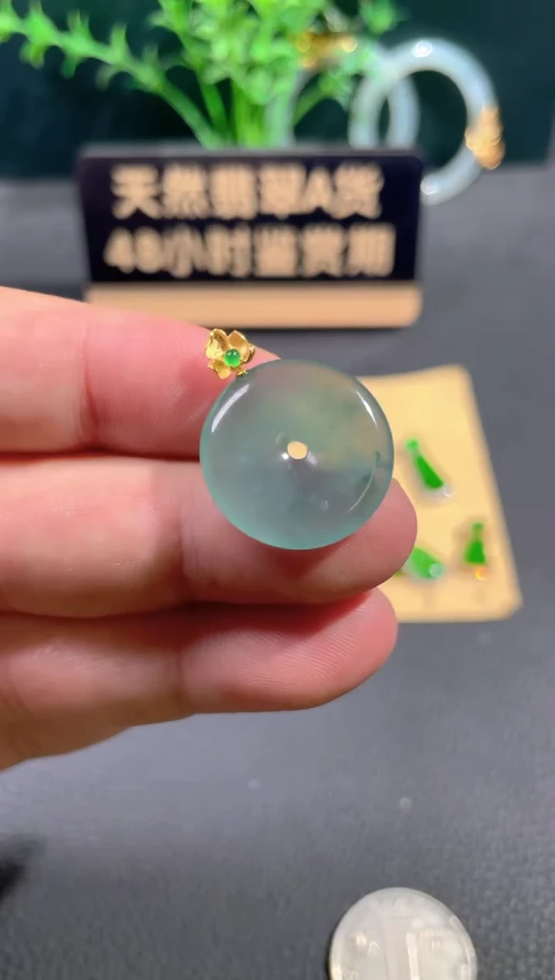 翡翠18K金镶嵌颈饰翡翠