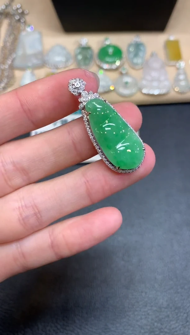 【闪购商品】翡翠颈饰18K金镶嵌福豆【无服务费】