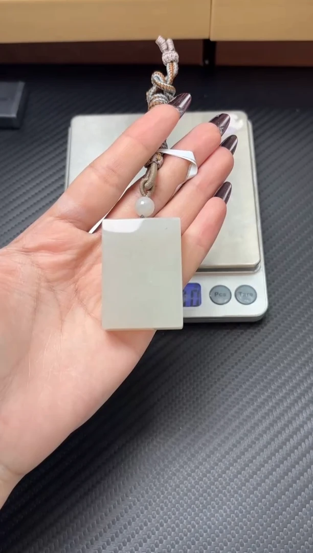 吊坠(赠链)未镶嵌和田玉黑山微色差吊坠L