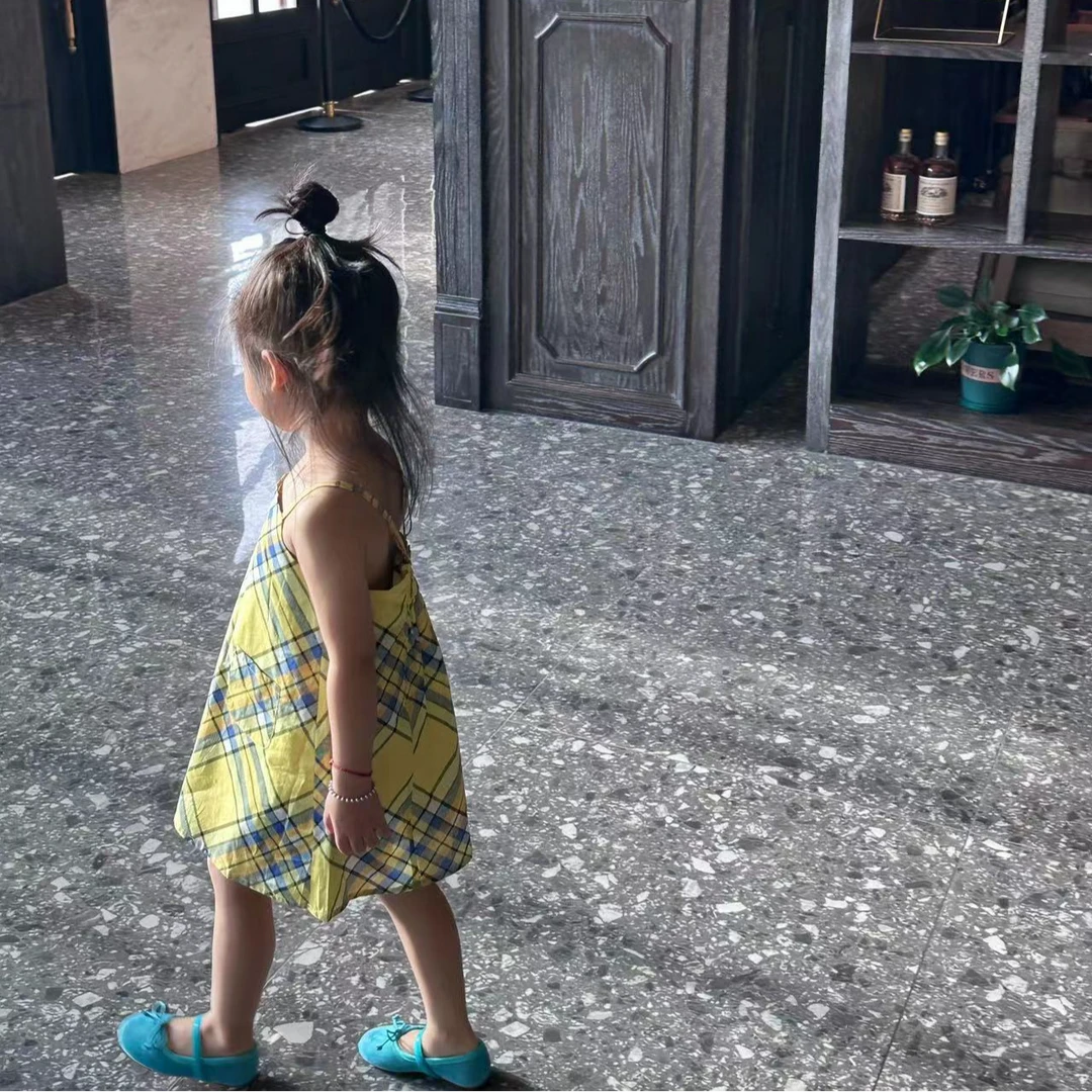 《小思家》女童2025年夏季新款五一出游黄色格子吊带连衣裙套装