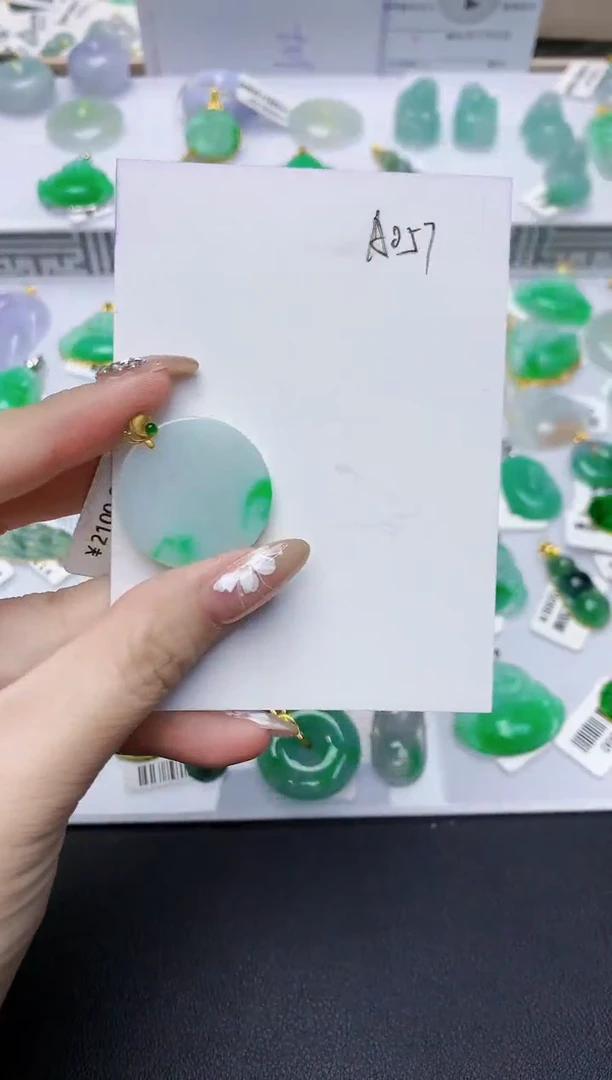 翡翠18K金镶嵌颈饰天然缅甸翡翠A货