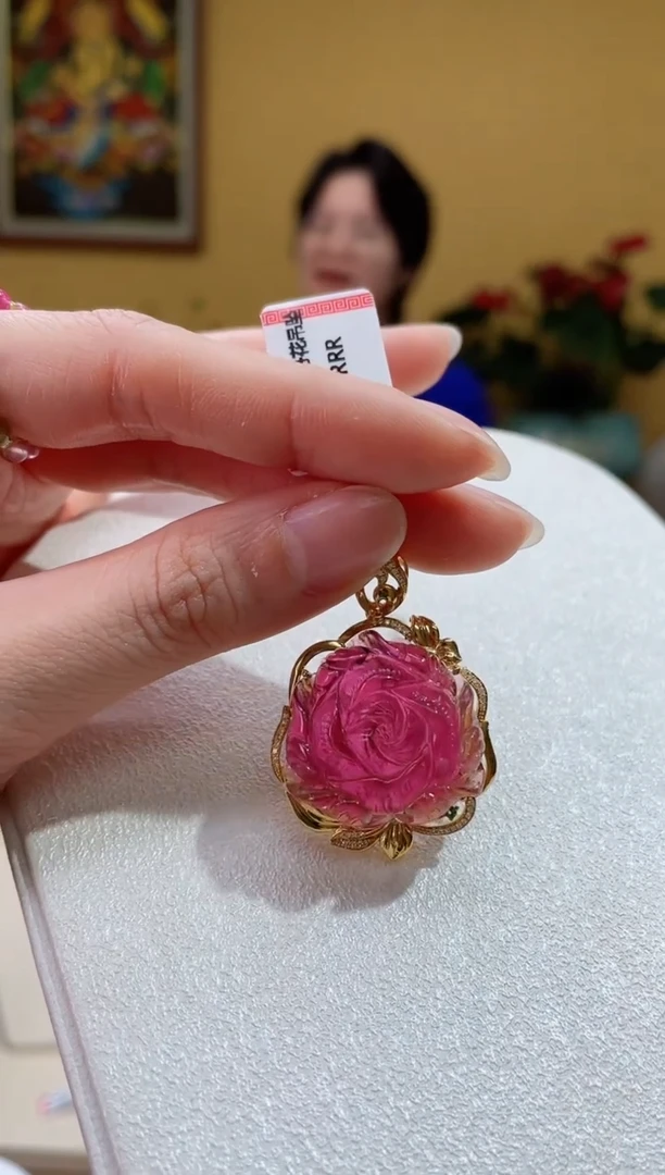 【桃总推荐】18k碧玺雕刻牡丹花吊坠@@ZY50119045