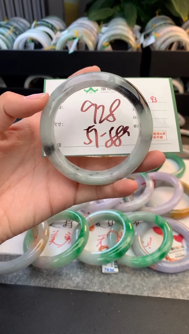 未镶嵌定制翡翠毛货需精细抛光+多人