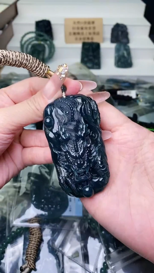 颈饰未镶嵌翡翠