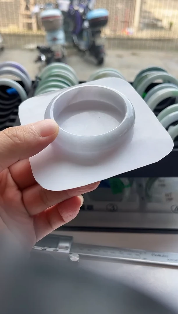 翡翠手镯未镶嵌翡翠1