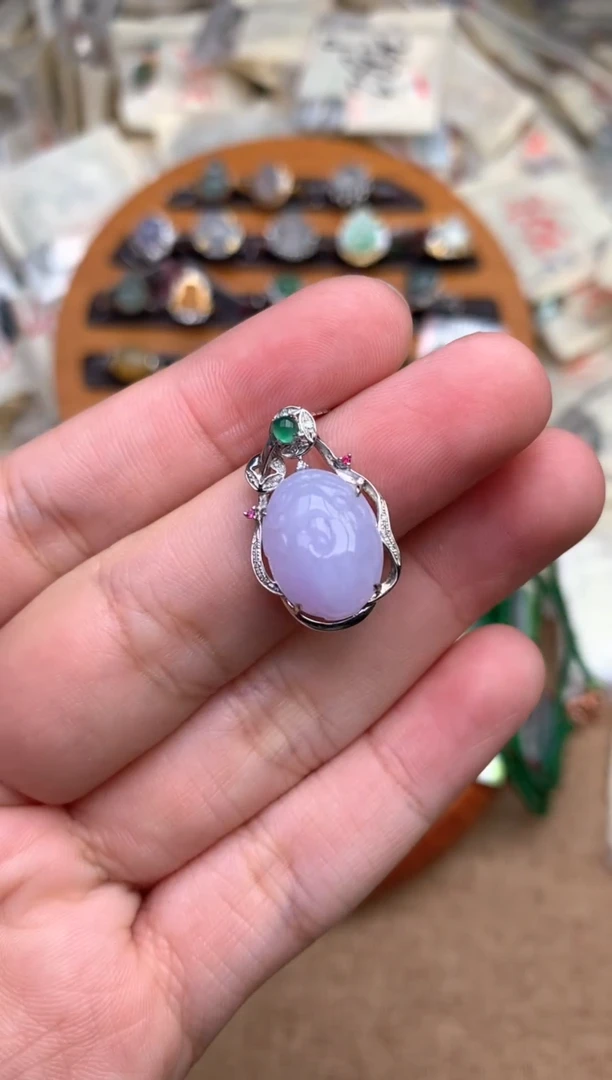 18K金镶嵌挂件翡翠一