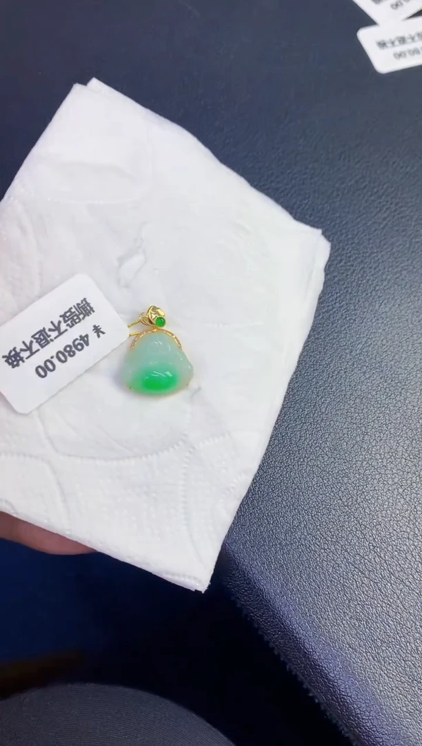 颈饰18K金镶嵌翡翠缅甸天然翡翠A货