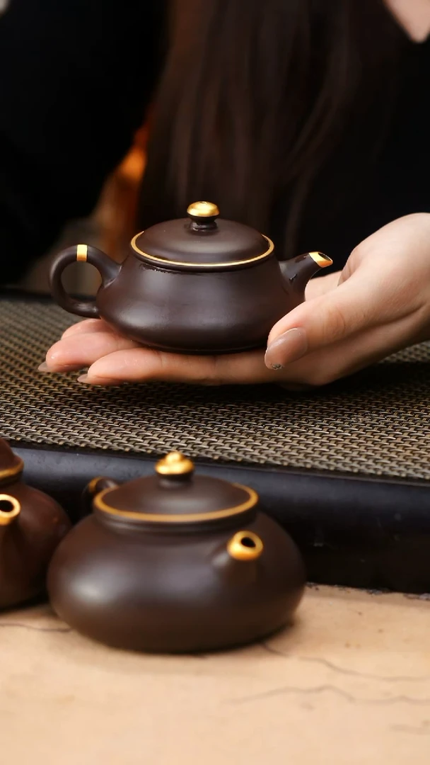 茶壶紫砂四号井茄皮紫泥描金明炉100cc