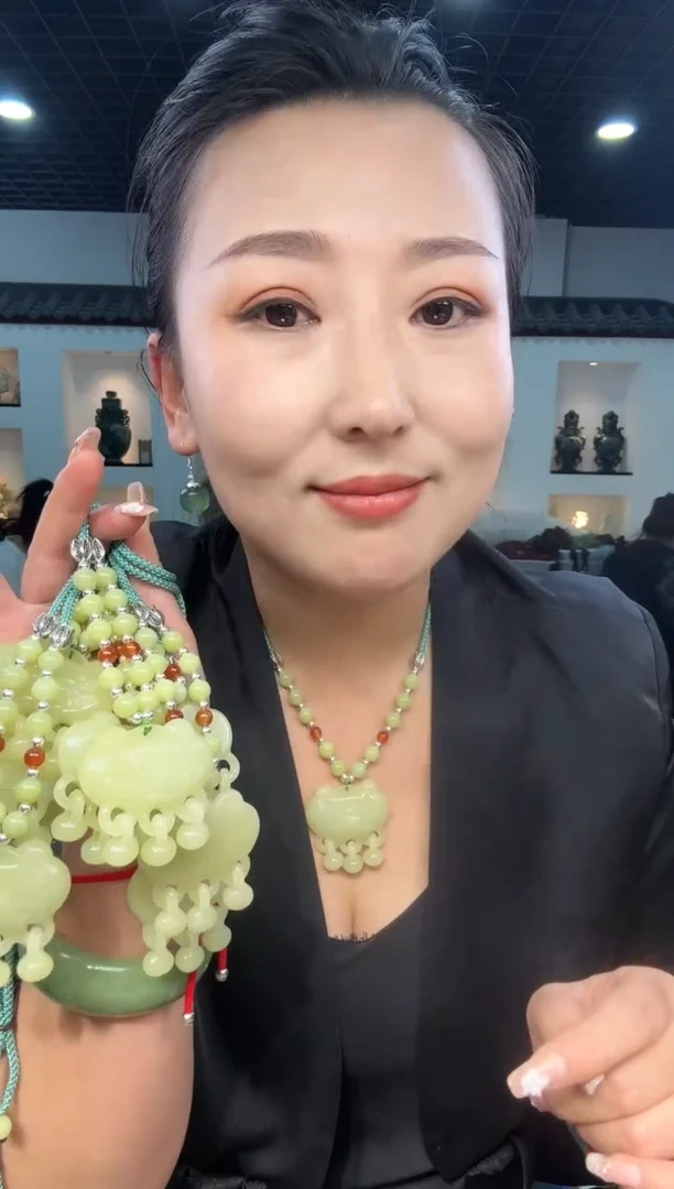 【闪购商品】岫玉颈饰未镶嵌牡丹花鬼工怀【半珠链】