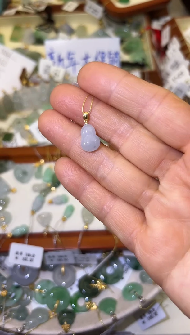 颈饰18K金镶嵌翡翠倒***?葫芦