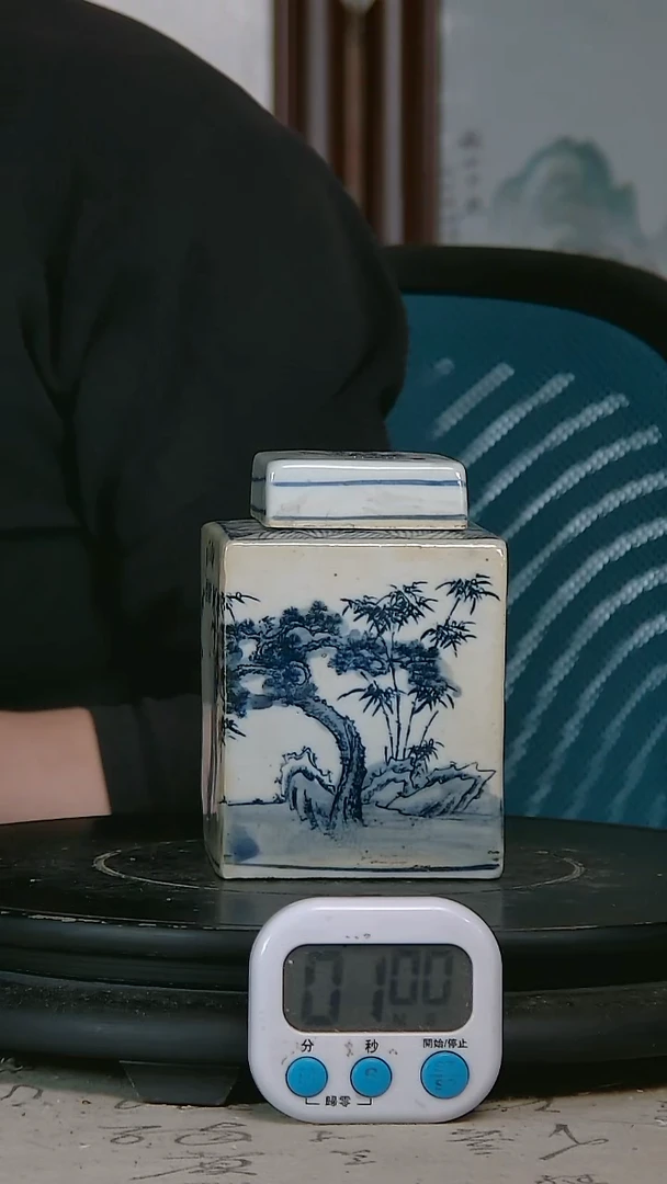 淳青花精绘花卉图罐